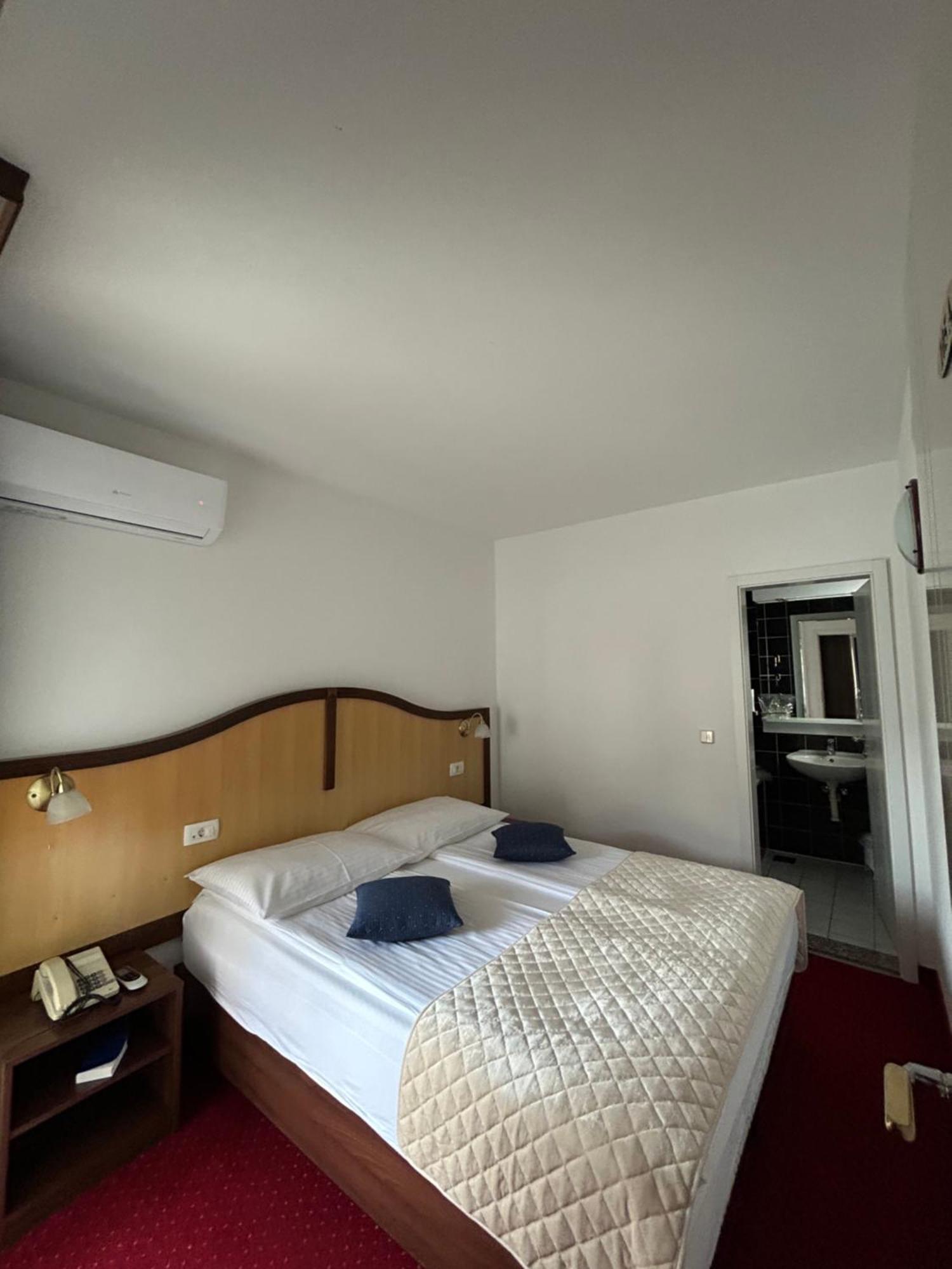 Hotel Bavaria Trogir Donji Seget Exterior foto